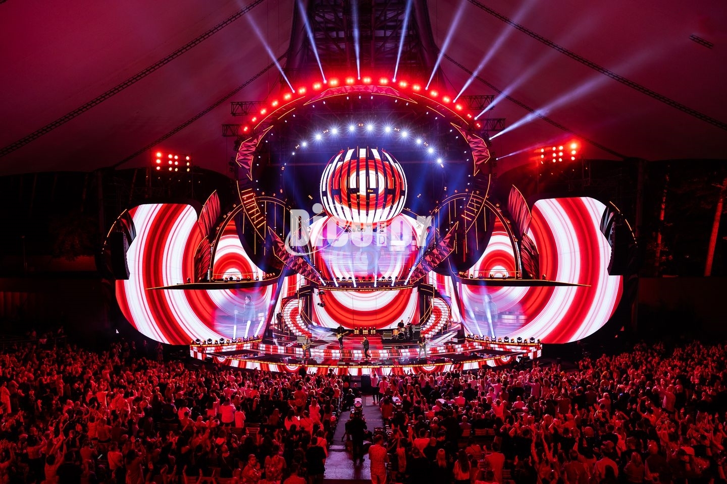 What Are The Best LED Display Solutions For Shaped Stages And Events?